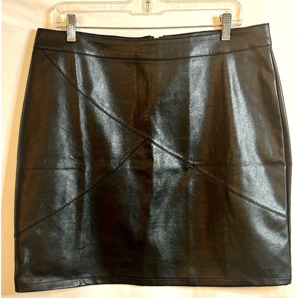 GIANYY - Black Mini Skirt Faux Leather - sz. XXL. Zipper at back. Cute item